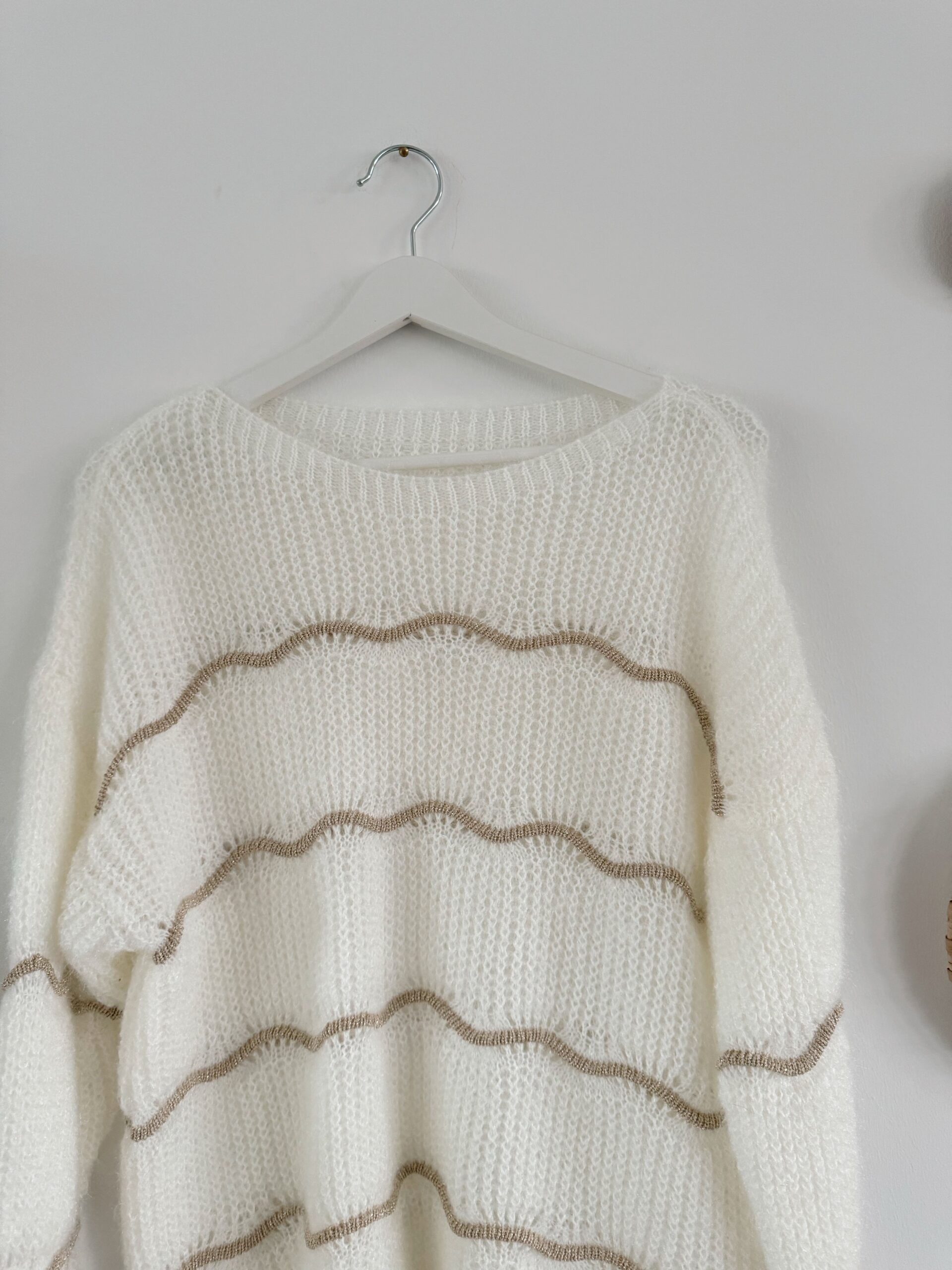 0238 lookforward x Sarah Pullover mit Goldstreifen - Image 5