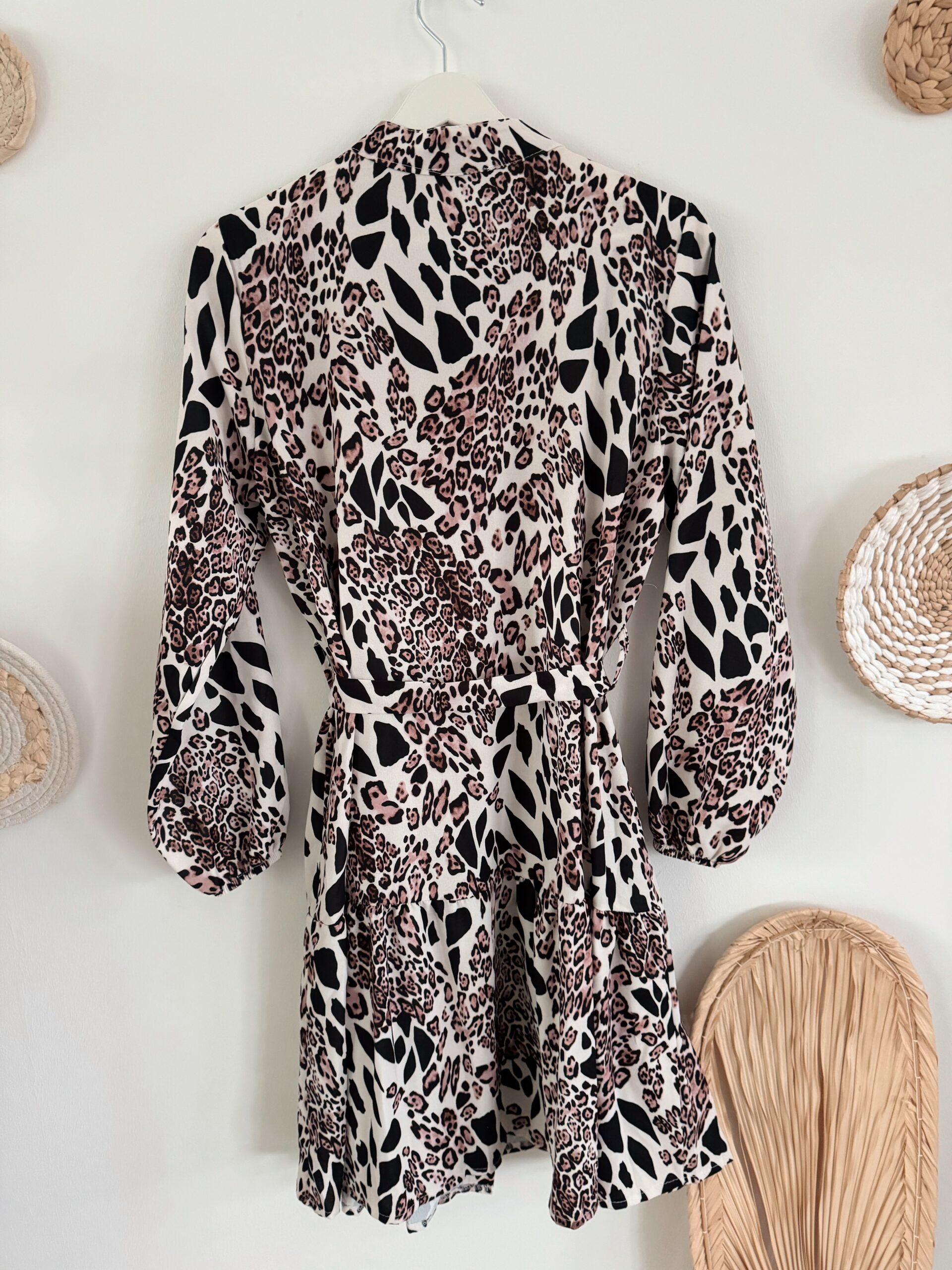 0236 Hemdblusenkleid mit Leo Print braun – Bild 7