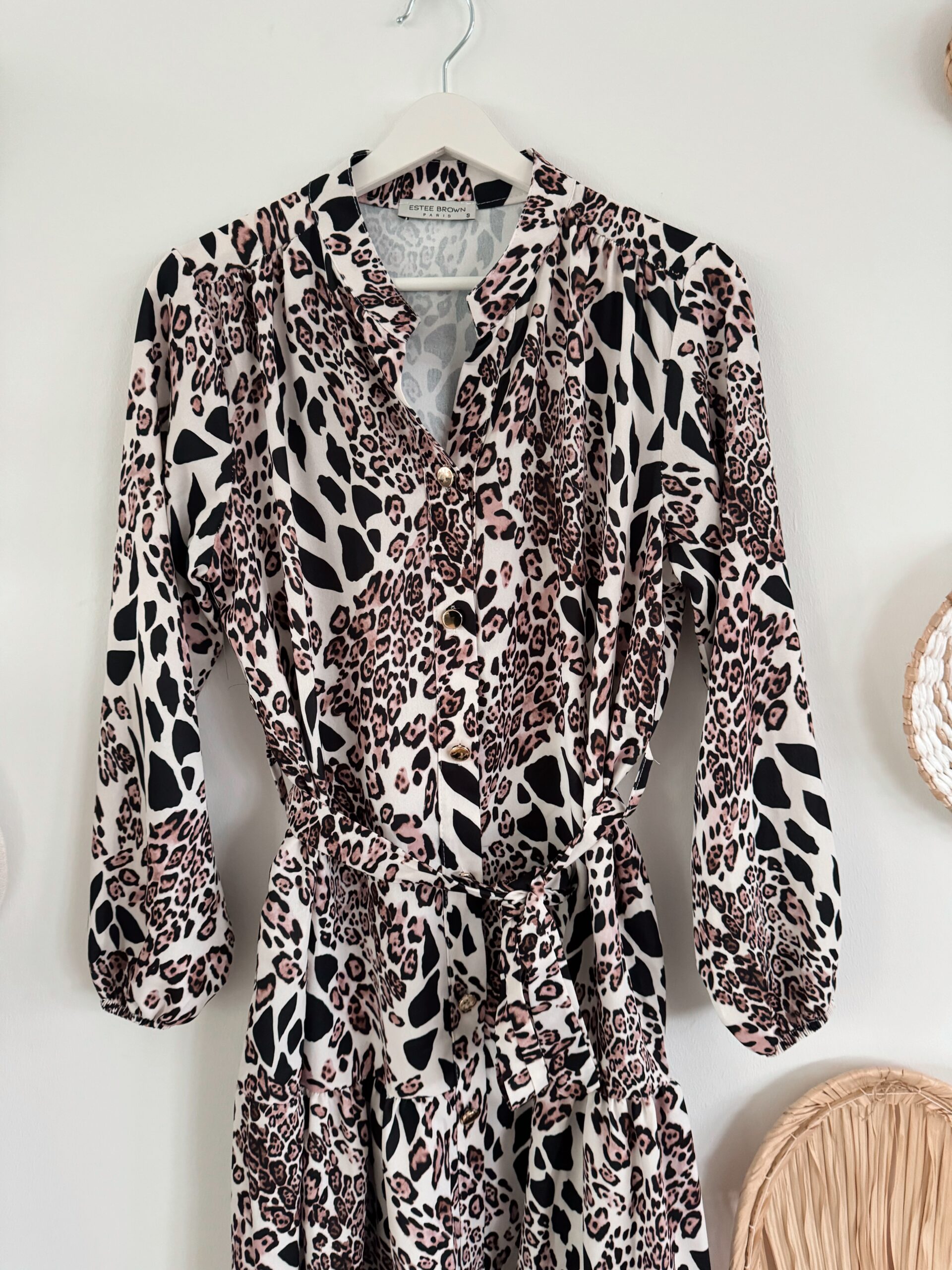 0236 Hemdblusenkleid mit Leo Print braun – Bild 9