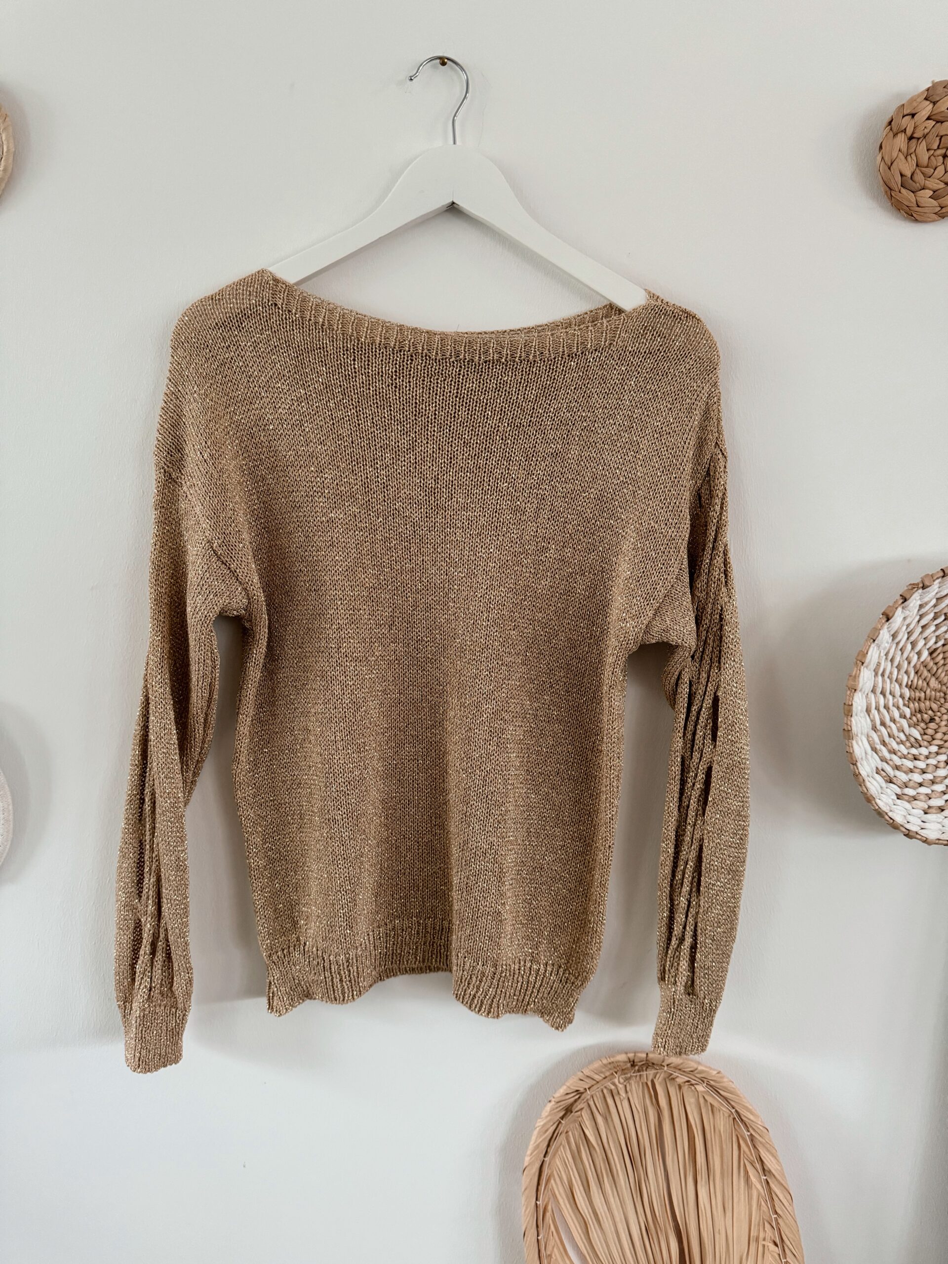 0246 Glitzerpulli mit Cut Outs in gold - Image 3