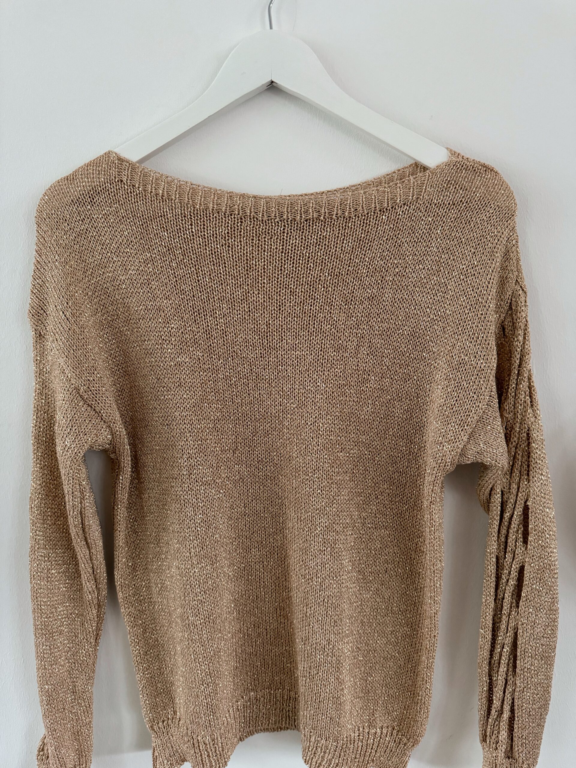 0246 Glitzerpulli mit Cut Outs in gold - Image 6