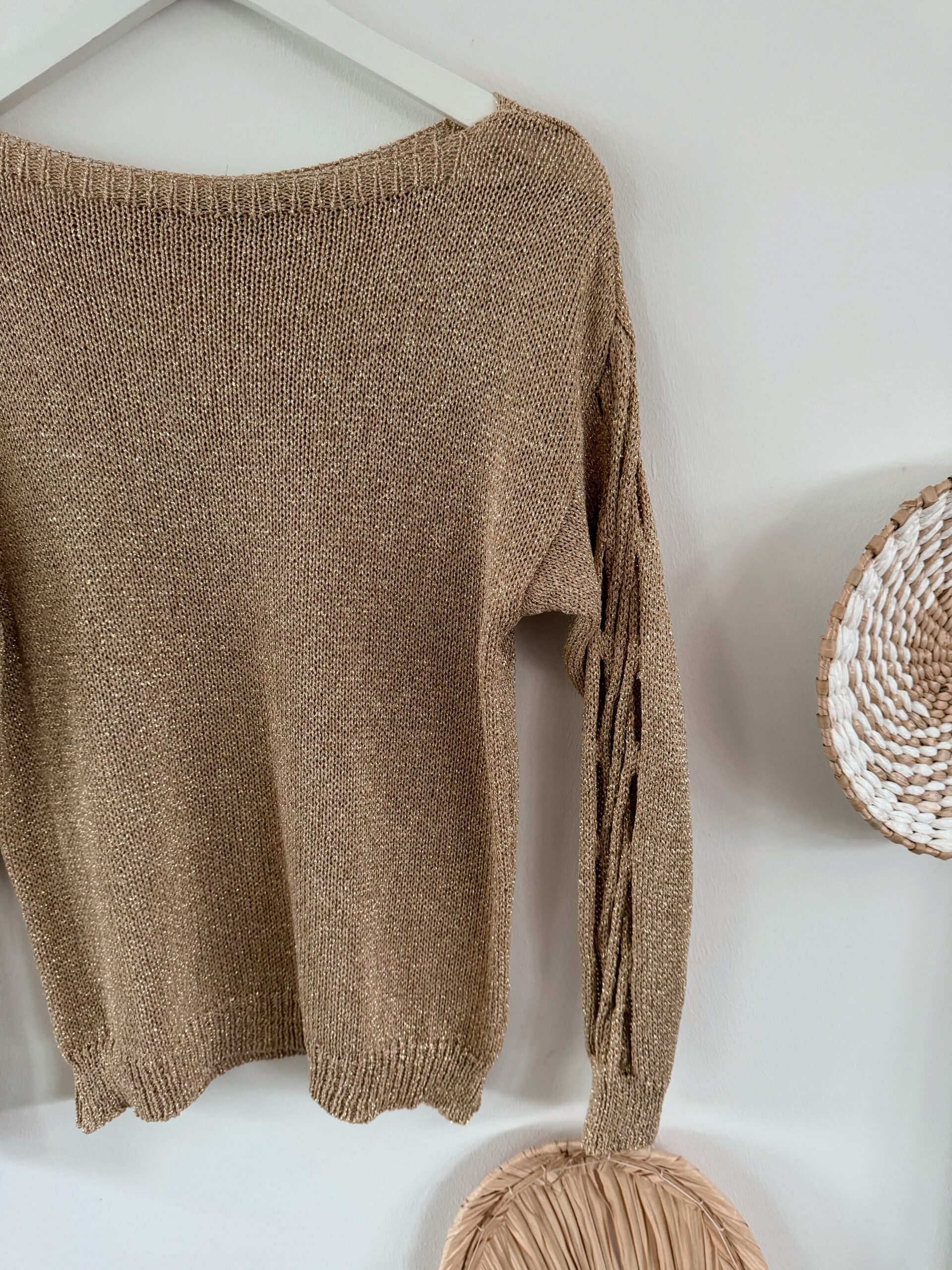 0246 Glitzerpulli mit Cut Outs in gold - Image 7